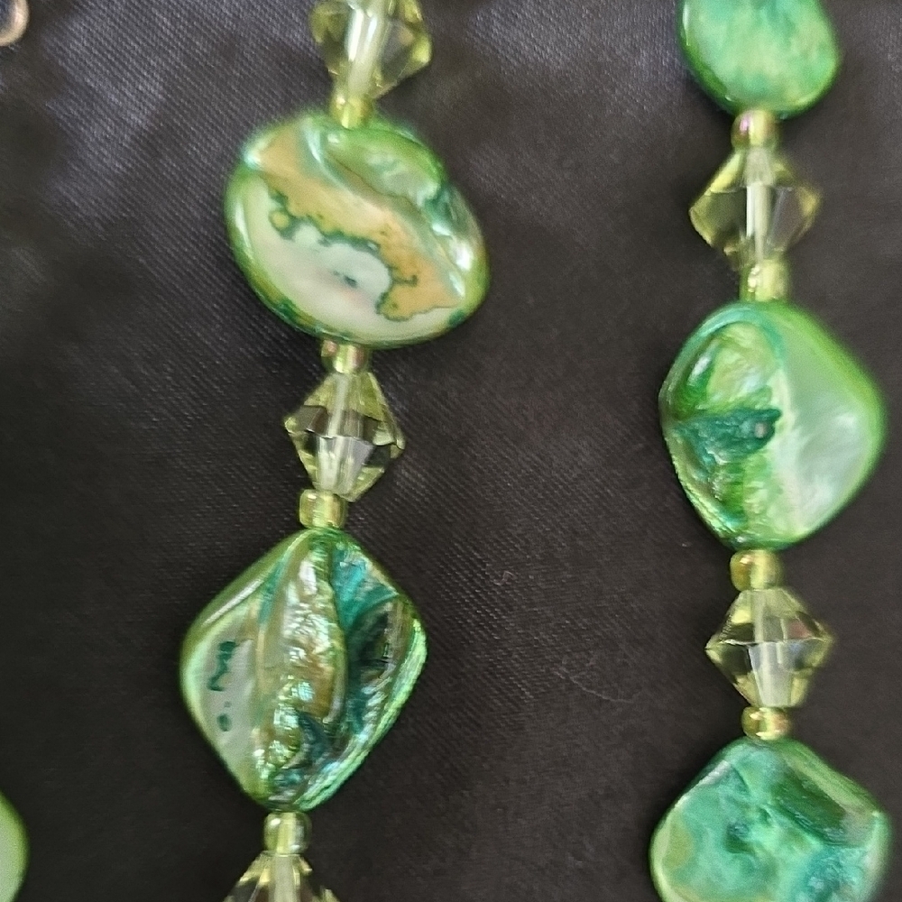 Vibrant Green Shell Necklace - Picture 2 of 4